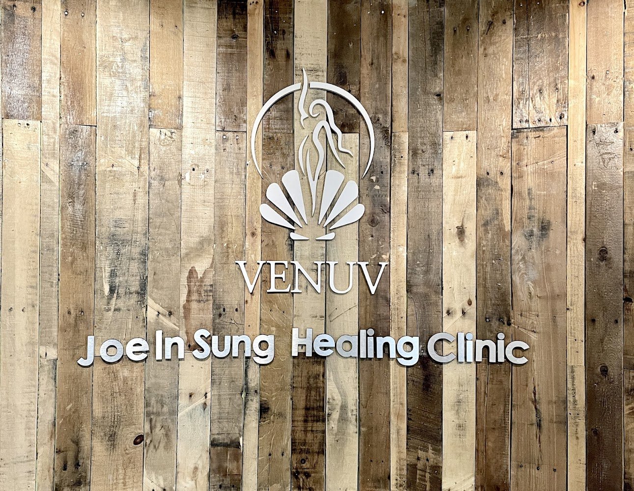 Clean, professional medical spa treatment room with neutral tones at Venuv Diet Clinic (엘에이 다이어트) in Long Beach